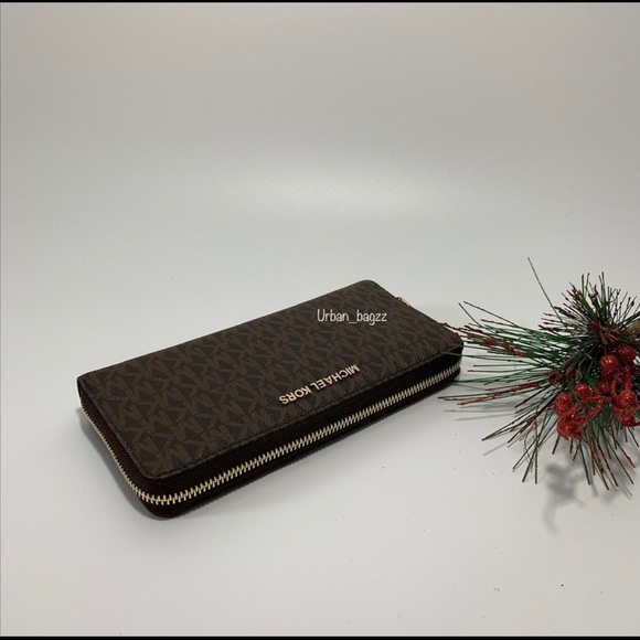 Michael Kors Suri Large Bucket Messenger & Wallet - Picture 4 of 16